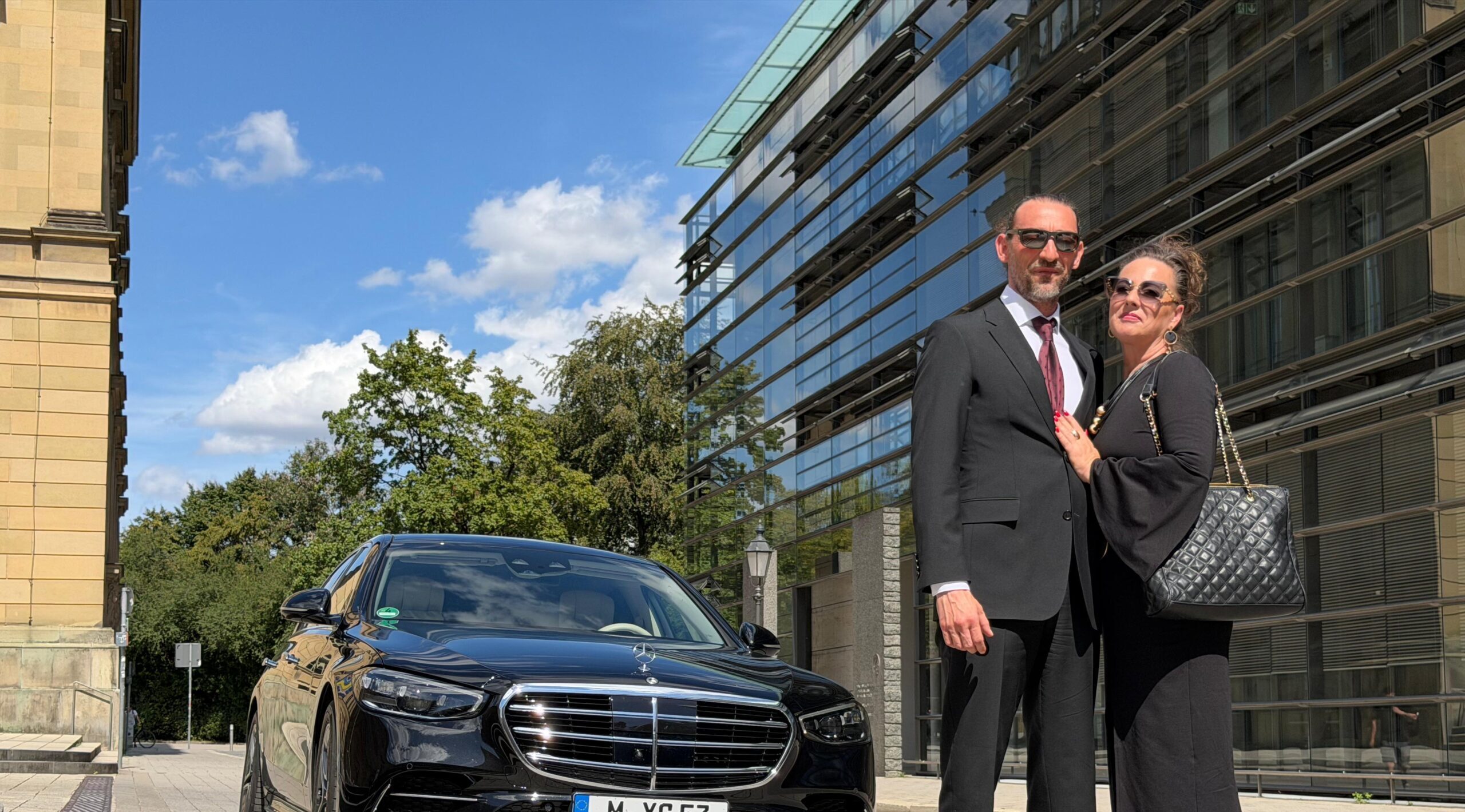Chauffeur und Gast neben der Mercedes-Benz S-Klasse von Xceed Concierge Services in München